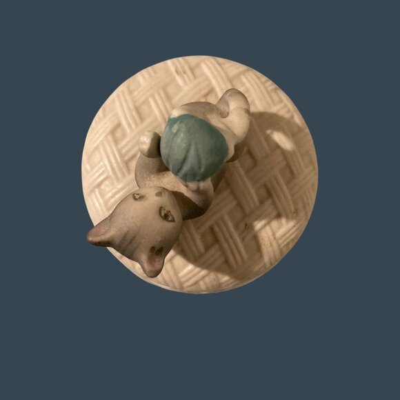 Napco Playful Kitty Cat Kitten With Ball of Yarn Figural Trinket Box - Picture 3 of 8